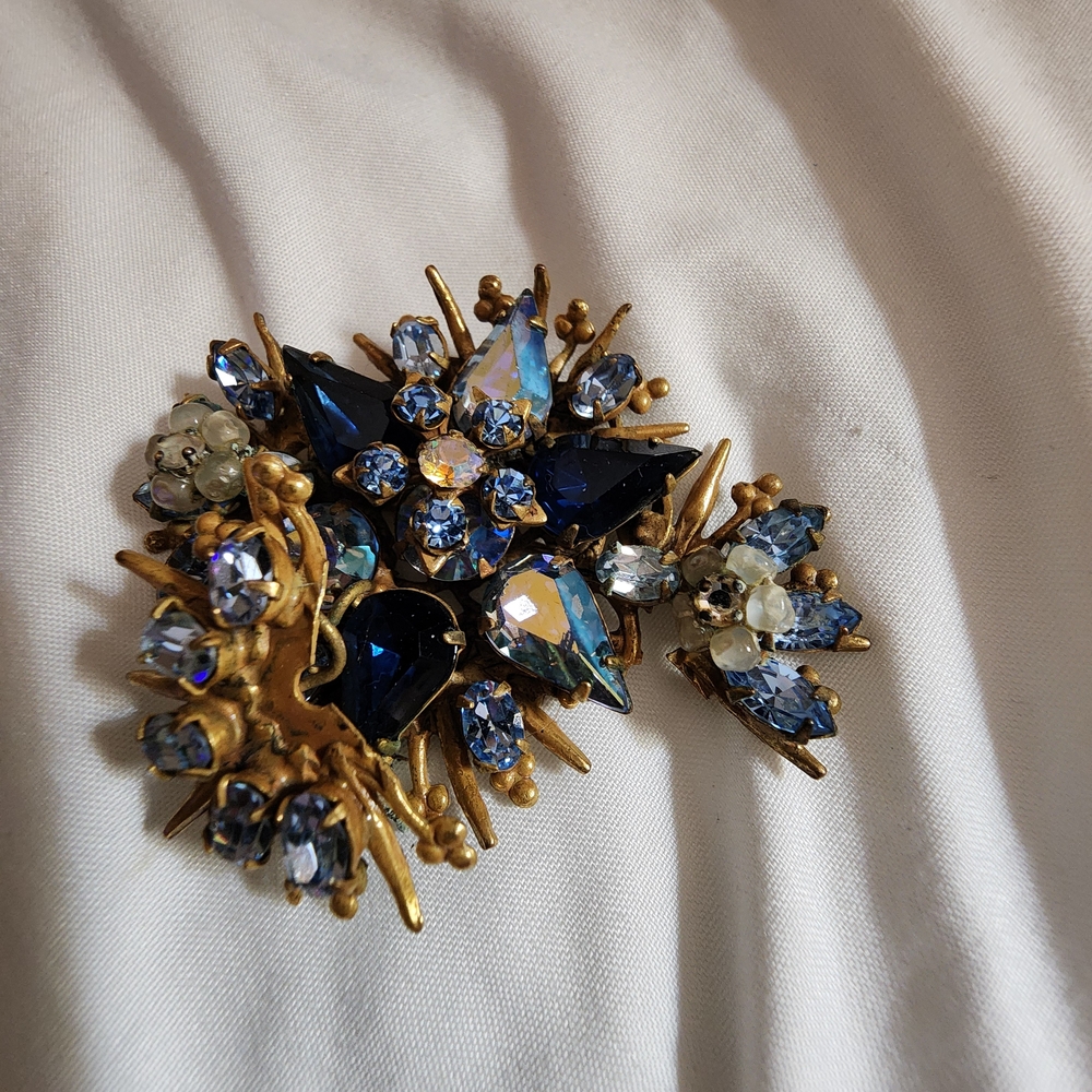 Vintage-Inspired Blue and Gold Crystal Brooch - Picture 4 of 9